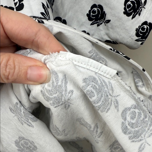 Kenzo white and Black Rose Patterned White short sleeve Tee small euc - Picture 9 of 11